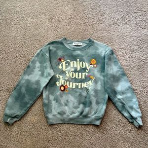 This is a cute sage color sweatshirt. It’s small size and in perfect condition.